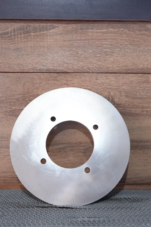 A capacidade de produção de borracha reciclada não pode aumentar, então como você escolhe uma lâmina grande e inclinada para serviço pesado de 390 mm para aumentar a eficiência de quebra de borracha?